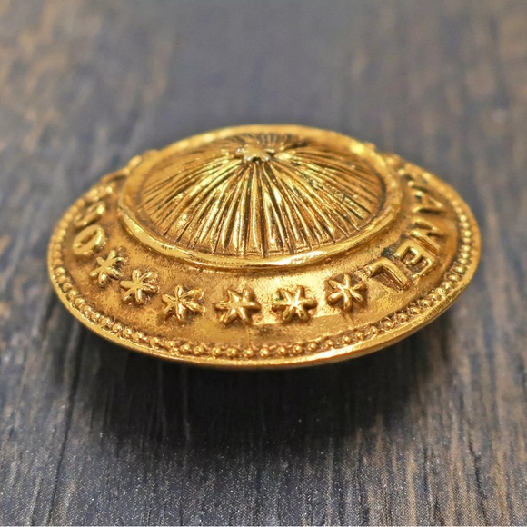 Vintage Chanel clip on earrings - Picture 3 of 9